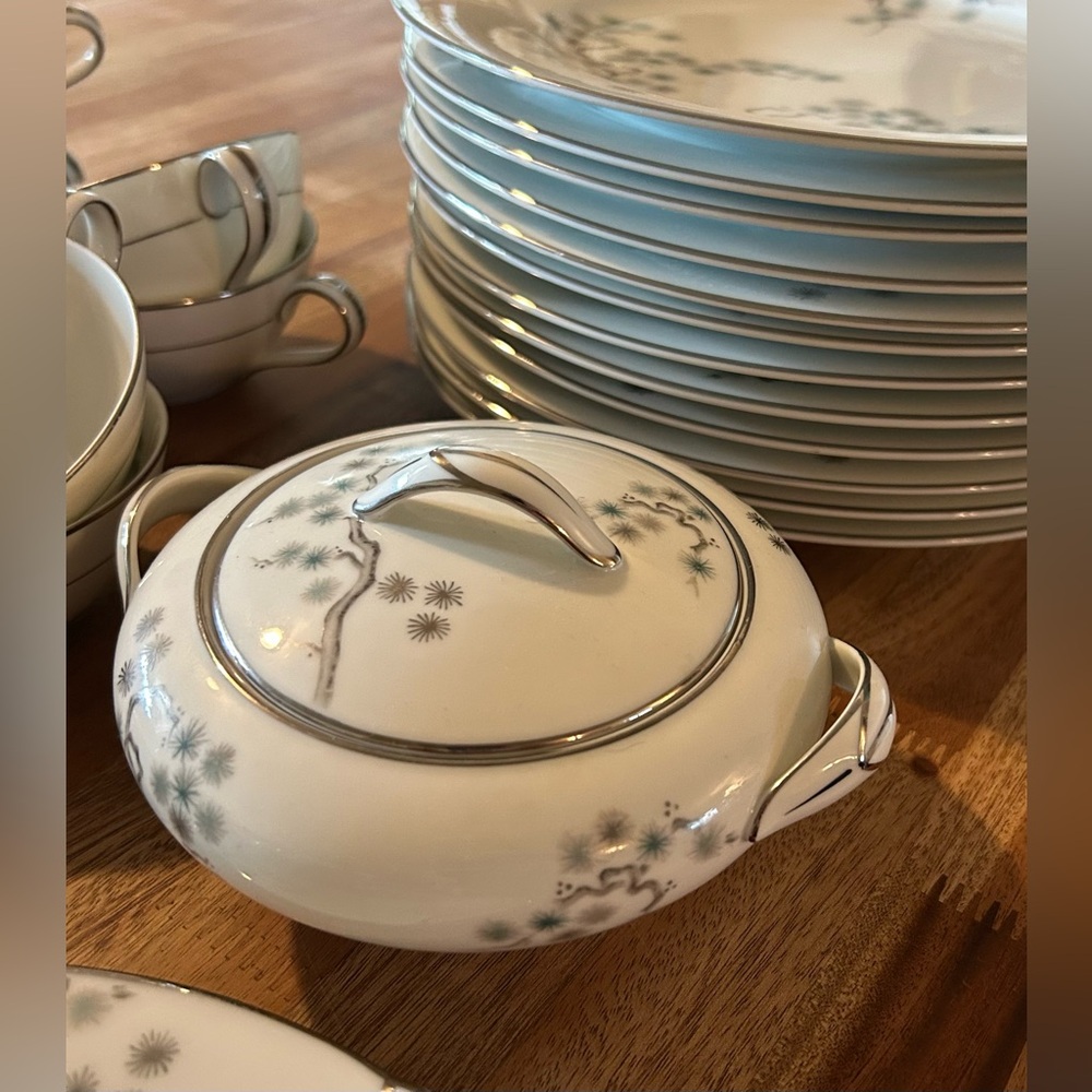 VTG NORITAKE China, Japan 5854 Pineville. 94 piece set.